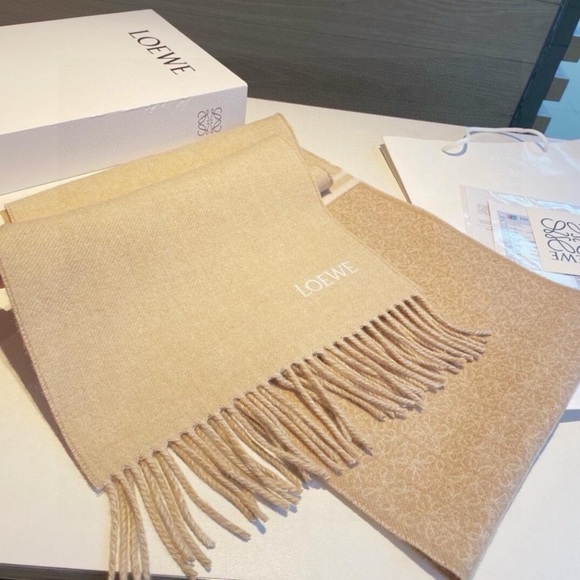 LOEWE's new cashmere and wool blended jacquard scarf - Picture 3 of 9